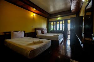 Ban Khon的住宿－Bontai Resort, Don Khon，一间卧室,配有两张床