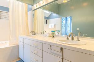a bathroom with two sinks and a large mirror at The H-House in Waikoloa +19 photos