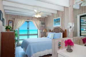 เตียงในห้องที่ Sunset Point Oceanfront Villa