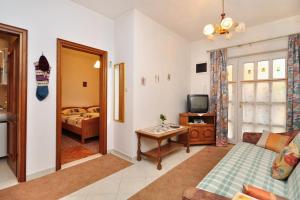 sala de estar con sofá y TV en Apartment Seget Donji 10023a, en Trogir