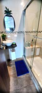 een badkamer met een douche, een wastafel en een bad bij Casa Blanca Inn in Torio