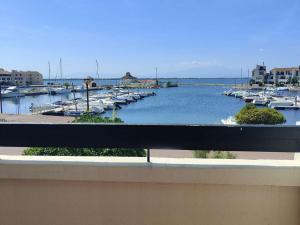 Zdjęcie z galerii obiektu Appartement T3 avec balcon et parking, accès piscine, espaces sportifs - FR-1-195-96 w mieście Le Barcarès