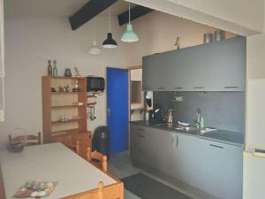 Kuchyňa alebo kuchynka v ubytovaní Appartement T3 avec balcon et parking, accès piscine, espaces sportifs - FR-1-195-96