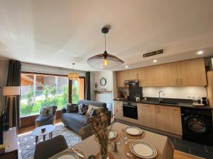 eine Küche und ein Wohnzimmer mit einem Sofa und einem Tisch in der Unterkunft Appartement Samoëns, 3 pièces, 6 personnes - FR-1-624-122 in Samoëns