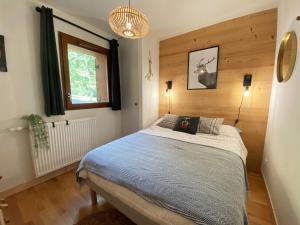 Schlafzimmer mit einem Bett und einem Fenster in der Unterkunft Appartement Samoëns, 3 pièces, 6 personnes - FR-1-624-122 in Samoëns
