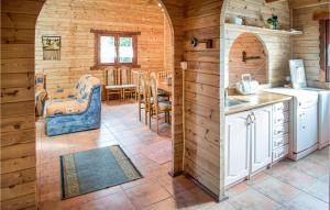 a kitchen and dining room in a log cabin at Neska in Mścice