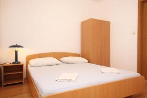 Posteľ alebo postele v izbe v ubytovaní Apartments with parking spaces Trpanj, Peljesac - 10083