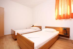 Posteľ alebo postele v izbe v ubytovaní Apartments with parking spaces Trpanj, Peljesac - 10083
