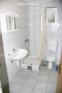 Kúpeľňa v ubytovaní Apartments with parking spaces Trpanj, Peljesac - 10083