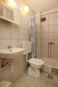 Kúpeľňa v ubytovaní Apartments with parking spaces Trpanj, Peljesac - 10083