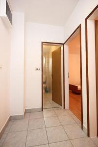 Posteľ alebo postele v izbe v ubytovaní Apartments with parking spaces Trpanj, Peljesac - 10083