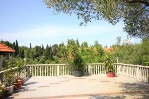 Vonkajšia záhrada v ubytovaní Apartments with parking spaces Trpanj, Peljesac - 10083