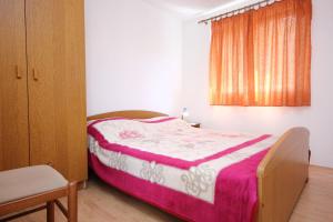 Posteľ alebo postele v izbe v ubytovaní Apartments with parking spaces Trpanj, Peljesac - 10083
