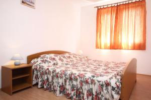 Posteľ alebo postele v izbe v ubytovaní Apartments with parking spaces Trpanj, Peljesac - 10083