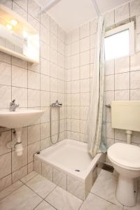 Kúpeľňa v ubytovaní Apartments with parking spaces Trpanj, Peljesac - 10083 + 27 fotografií