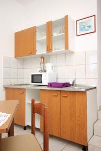 Kuchyňa alebo kuchynka v ubytovaní Apartments with parking spaces Trpanj, Peljesac - 10083
