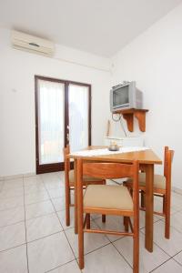 Kuchyňa alebo kuchynka v ubytovaní Apartments with parking spaces Trpanj, Peljesac - 10083