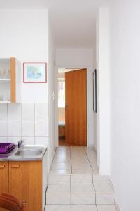 Kuchyňa alebo kuchynka v ubytovaní Apartments with parking spaces Trpanj, Peljesac - 10083