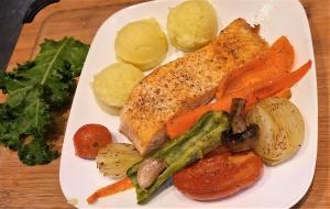 un plato de comida con carne y verduras en una mesa en Casa Blanca Inn, en Torio