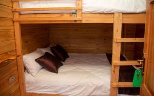 1 Schlafzimmer mit 2 Etagenbetten in einer Hütte in der Unterkunft Redhill Container House & Private Spa in Nairobi