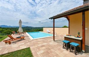 eine Terrasse mit einem Pool, einem Tisch und Stühlen in der Unterkunft Amazing Home In Beretinec With Sauna in Beretinec