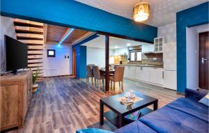ein Wohnzimmer mit einem Sofa und einem Tisch in der Unterkunft Amazing Home In Beretinec With Sauna in Beretinec