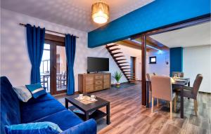 ein Wohnzimmer mit einem blauen Sofa und einem Tisch in der Unterkunft Amazing Home In Beretinec With Sauna in Beretinec