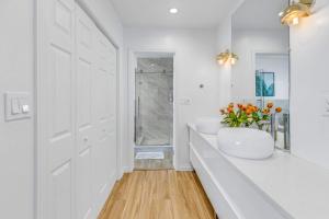 Baño blanco con 2 lavabos y 2 espejos en LUX -- A Perfect Home in South Bay 10 Mins to Beaches, en Lomita
