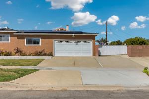 una casa de ladrillo con garaje blanco en LUX -- A Perfect Home in South Bay 10 Mins to Beaches, en Lomita