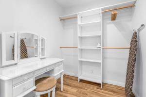 een witte kleedkamer met een bureau en een spiegel bij LUX -- A Perfect Home in South Bay 10 Mins to Beaches in Lomita