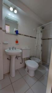 ein Badezimmer mit einem Waschbecken, einem WC und einem Spiegel in der Unterkunft Departamento Stanza in Villa Mercedes