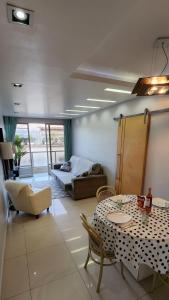 un soggiorno con tavolo e divano di Nader Home's - 3 quartos Laranjeiras a Rio de Janeiro