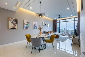 ein Esszimmer und ein Wohnzimmer mit Tisch und Stühlen in der Unterkunft Beacon Executive Suites in George Town