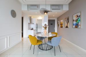 ein Esszimmer mit Tisch und Stühlen in der Unterkunft Beacon Executive Suites in George Town