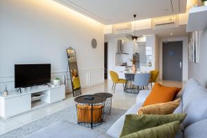 ein Wohnzimmer mit Sofa und Fernseher in der Unterkunft Beacon Executive Suites in George Town + 23 Fotos