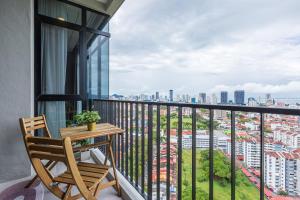 ein Balkon mit Tisch und Blick auf eine Stadt in der Unterkunft Beacon Executive Suites in George Town