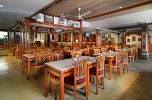 A restaurant or other place to eat at Rama Garden Hotel Bali