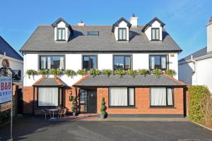 una gran casa blanca con techo negro en Lynfield B&B, en Galway