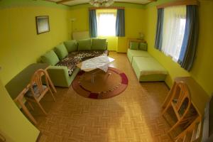 salon z kanapą i stołem w obiekcie Haus Stöffler w mieście Reisach