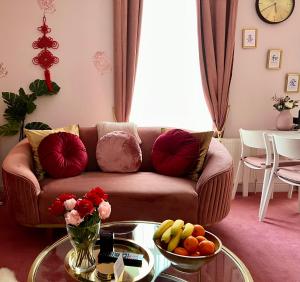 London Chinatown Apartments في لندن: غرفة معيشة مع أريكة وطاولة زجاجية