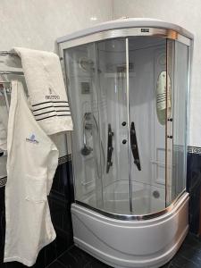una doccia con porta in vetro in bagno di Orsetto a Sevan