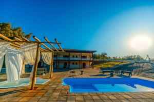 un complexe avec une piscine en face d'un bâtiment dans l'établissement Pousada Casarão na Serra, à Vargem Bonita