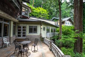 a patio with chairs and a table on a house at Yunoshimakan in Gero