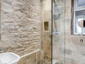 Phòng tắm tại Kidsty Cottage +12 ảnh