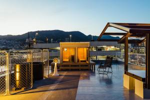 um terraço no último piso com vista para a cidade em RE SORT em Sasebo