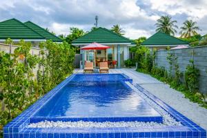 einen Pool im Hinterhof eines Hauses in der Unterkunft Siyam World Maldives - 24-Hour Premium All-inclusive with Free Transfer in Dhigurah