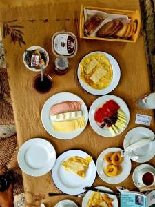 uma mesa com pratos de comida e pão em Vikos View em Aristi