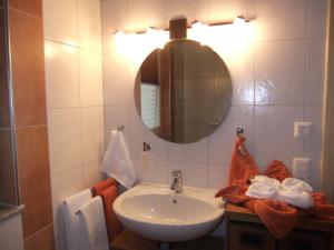 エーニンゲンにあるFerienwohnung Beniのバスルーム(洗面台、鏡付)