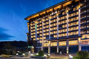 d'un bâtiment la nuit dans l'établissement Holiday Inn Express Chongli, an IHG Hotel, à Zhangjiakou