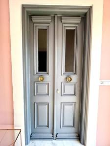 Una puerta blanca con dos ventanas en un edificio en Stunning 4 bedroom villa on Kastellorizo en Meyisti